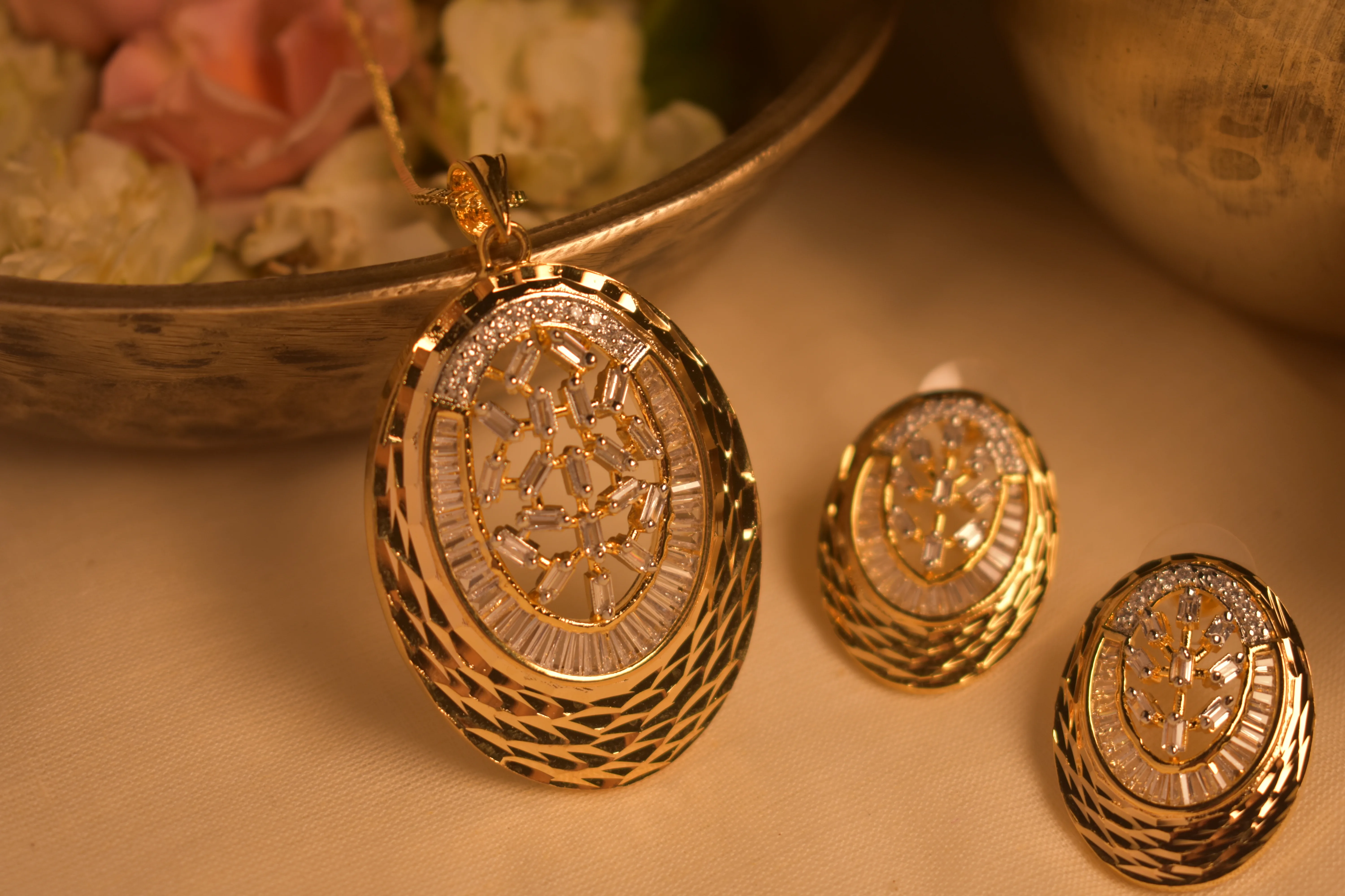 HIRANYA OVAL PENDANT SET