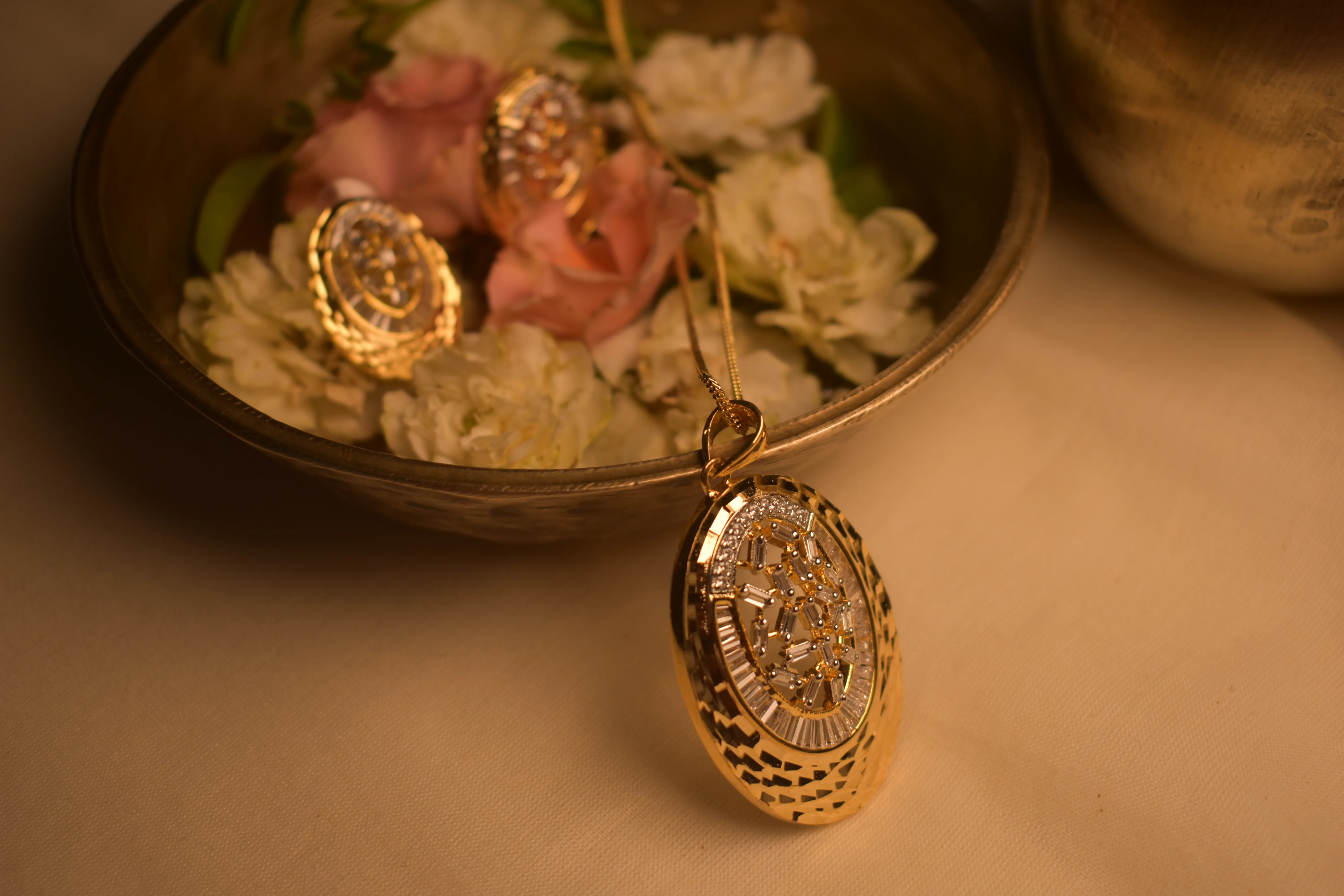 HIRANYA OVAL PENDANT SET - Image 3